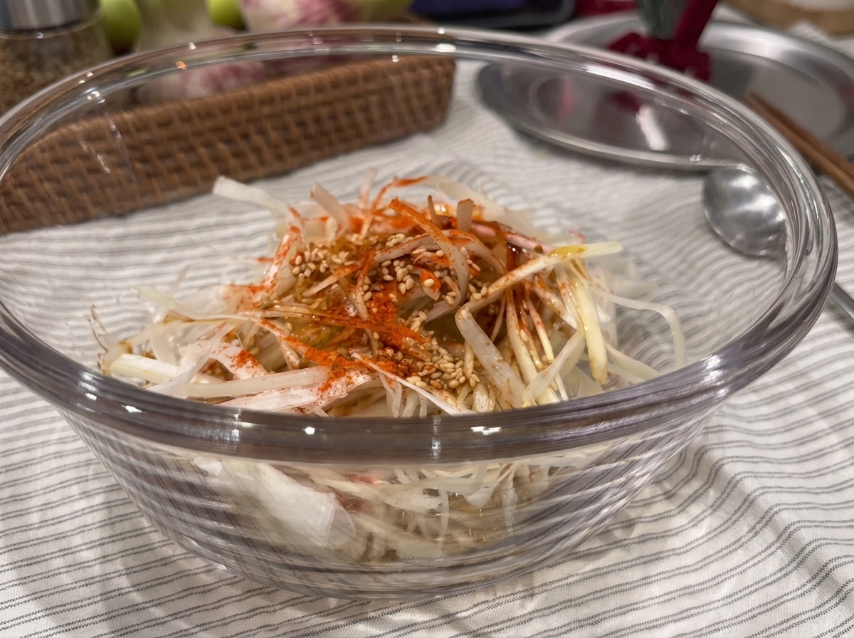 こんがりと美味しそうな焼き色がつき、キャラメルゼされた豚バラ肉を裏返している様子。
