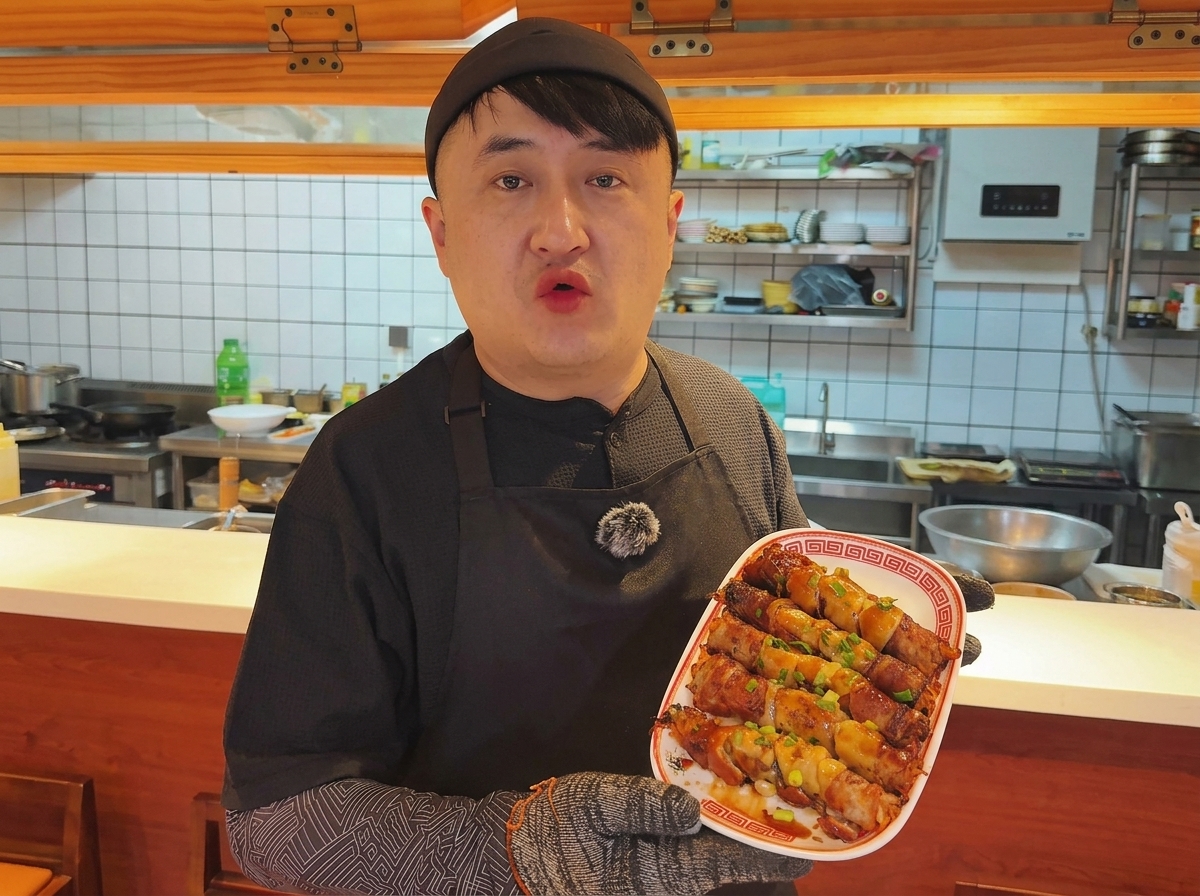 熱い鉄板の上で焼かれている豚バラ巻き。