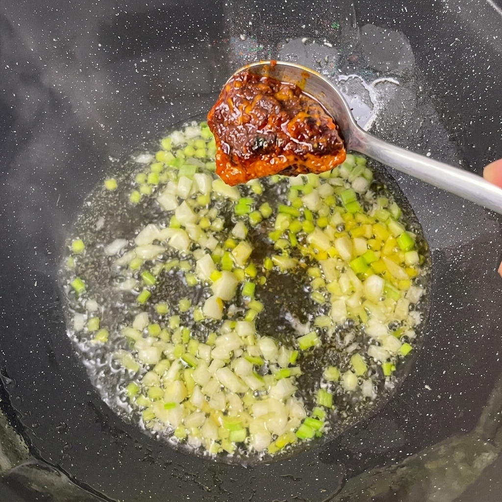 火鍋の素と豆板醤を炒め合わせている様子。