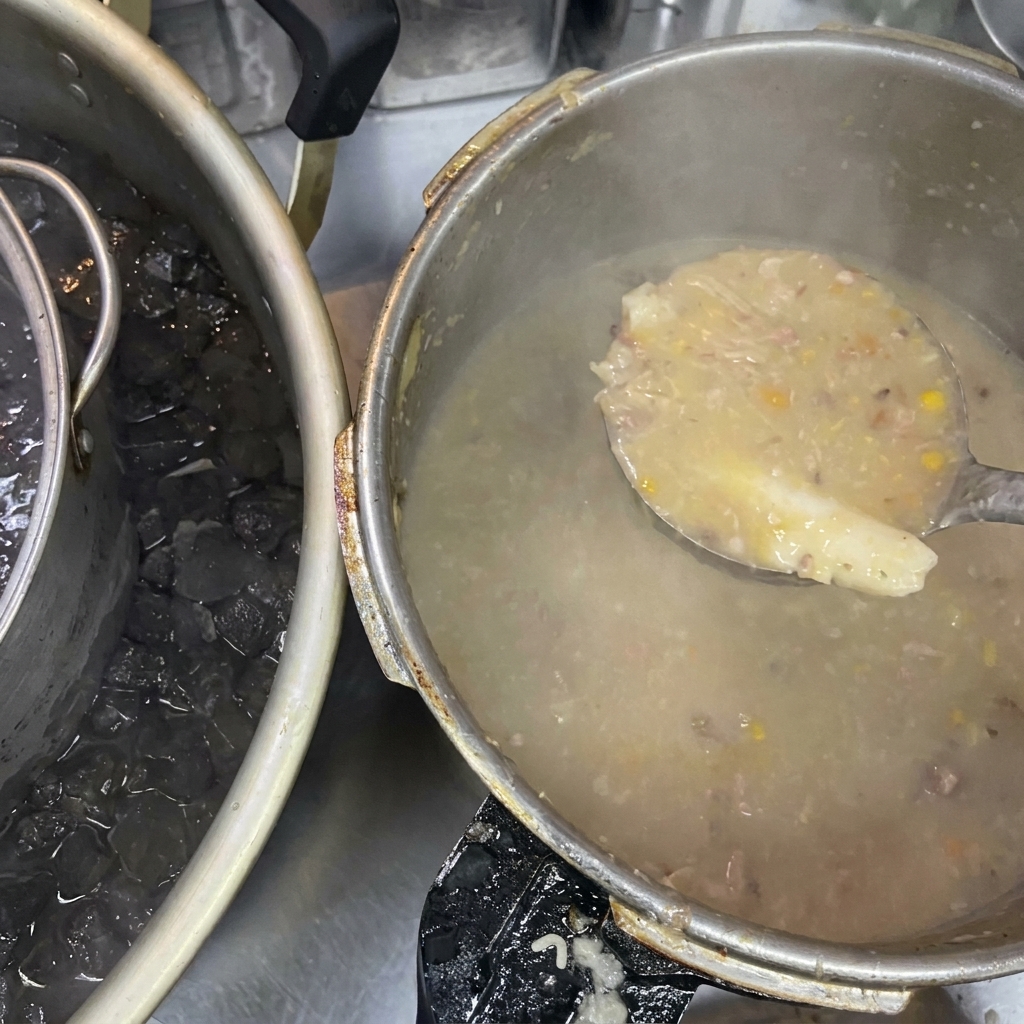 スープの入った容器を氷水に浸して冷やしている様子。