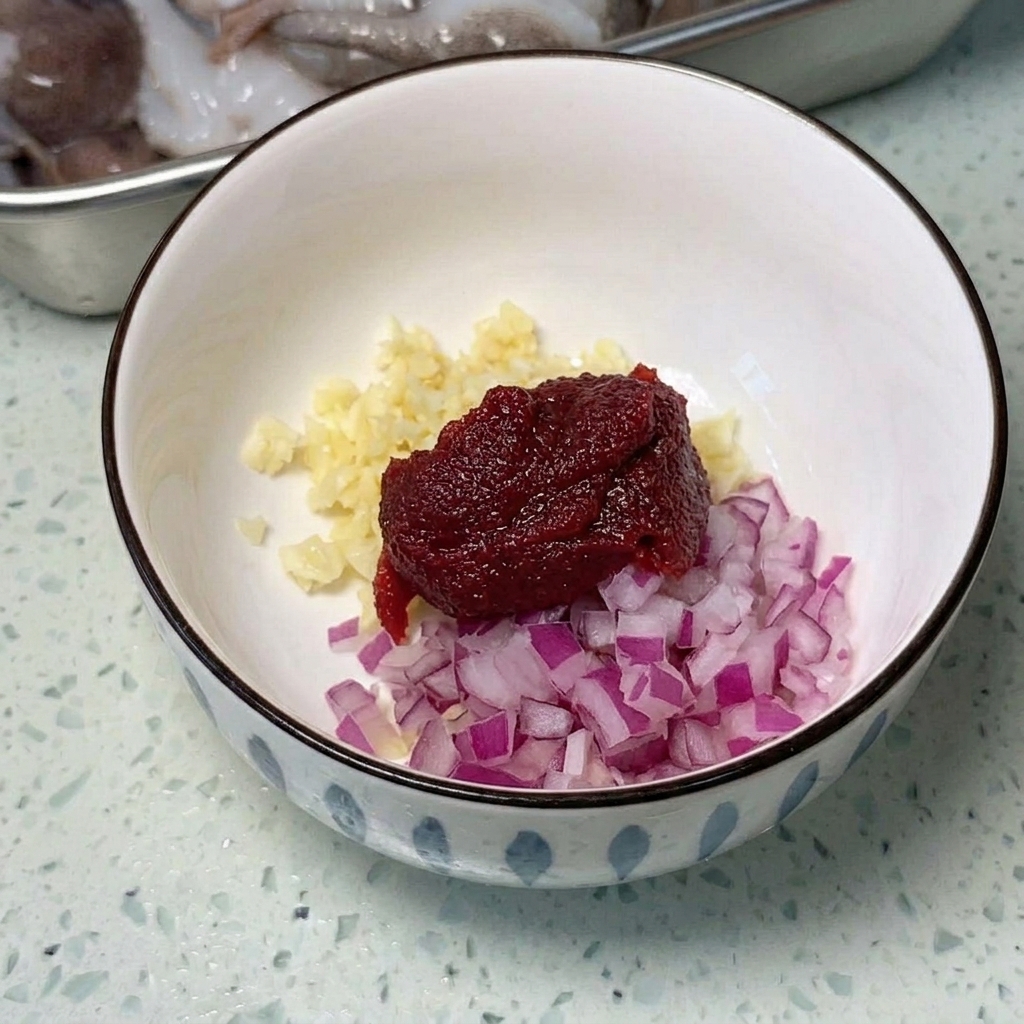スパム、ソーセージ、豆腐をきれいにスライスし、浅い鍋に並べている様子。