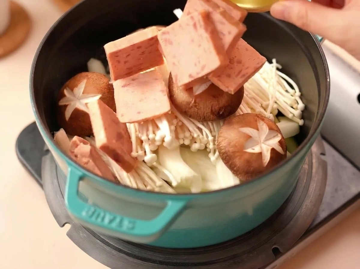 スパムとしいたけを具材の隙間に並べている様子