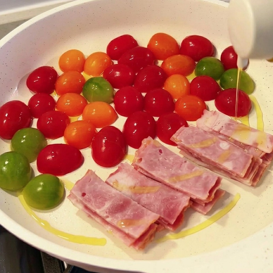フライパンの中に、えのき、スパム、豆腐が美しく整列して並べられている様子。