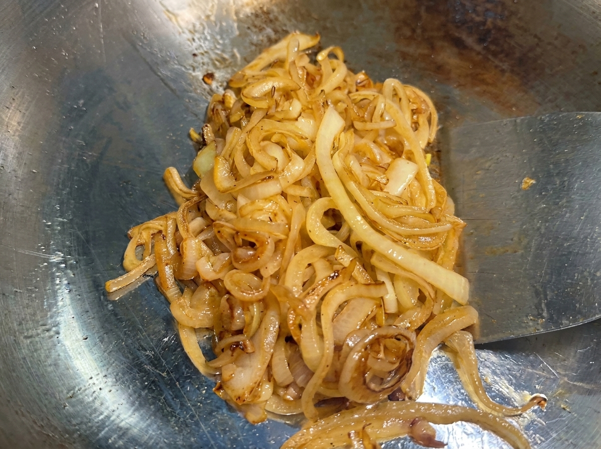 きつね色にじっくりと炒められた玉ねぎ