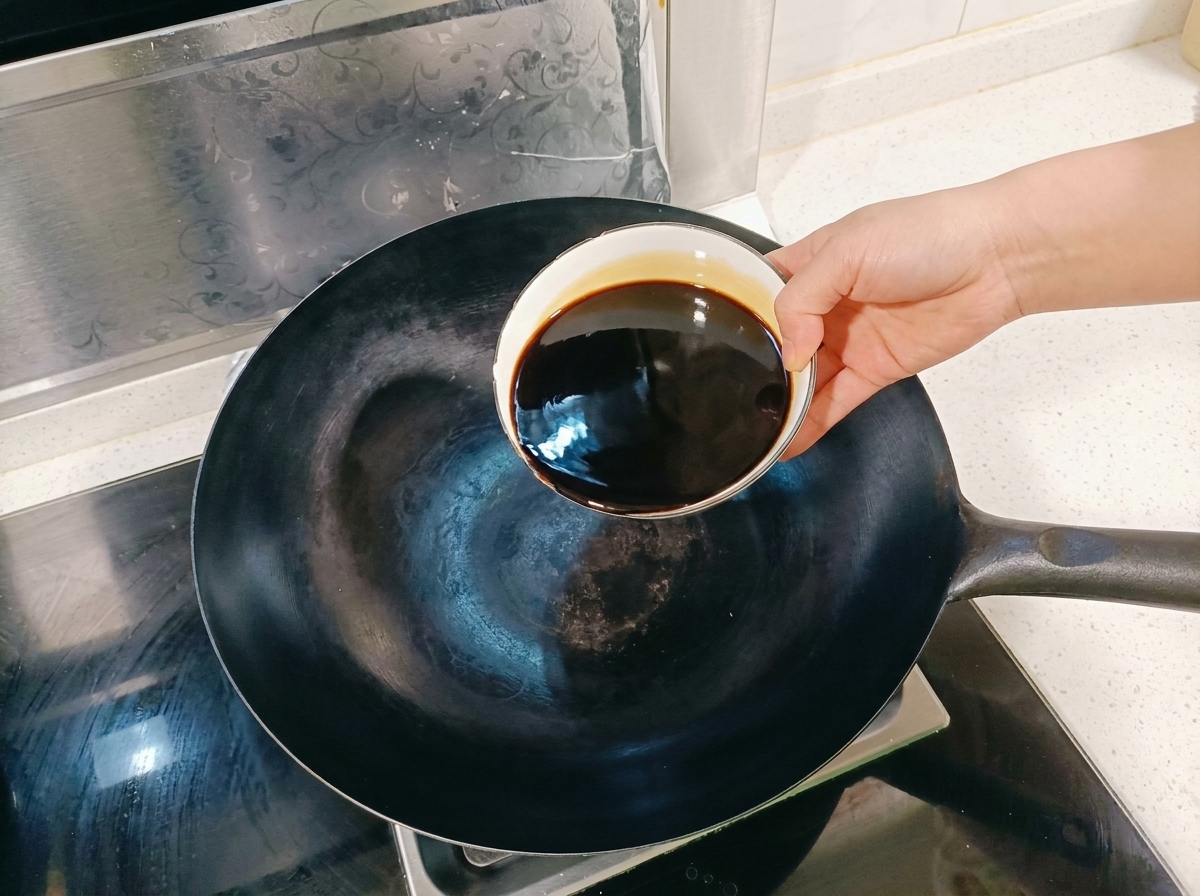 中華鍋で醤油とスパイスを加熱している様子