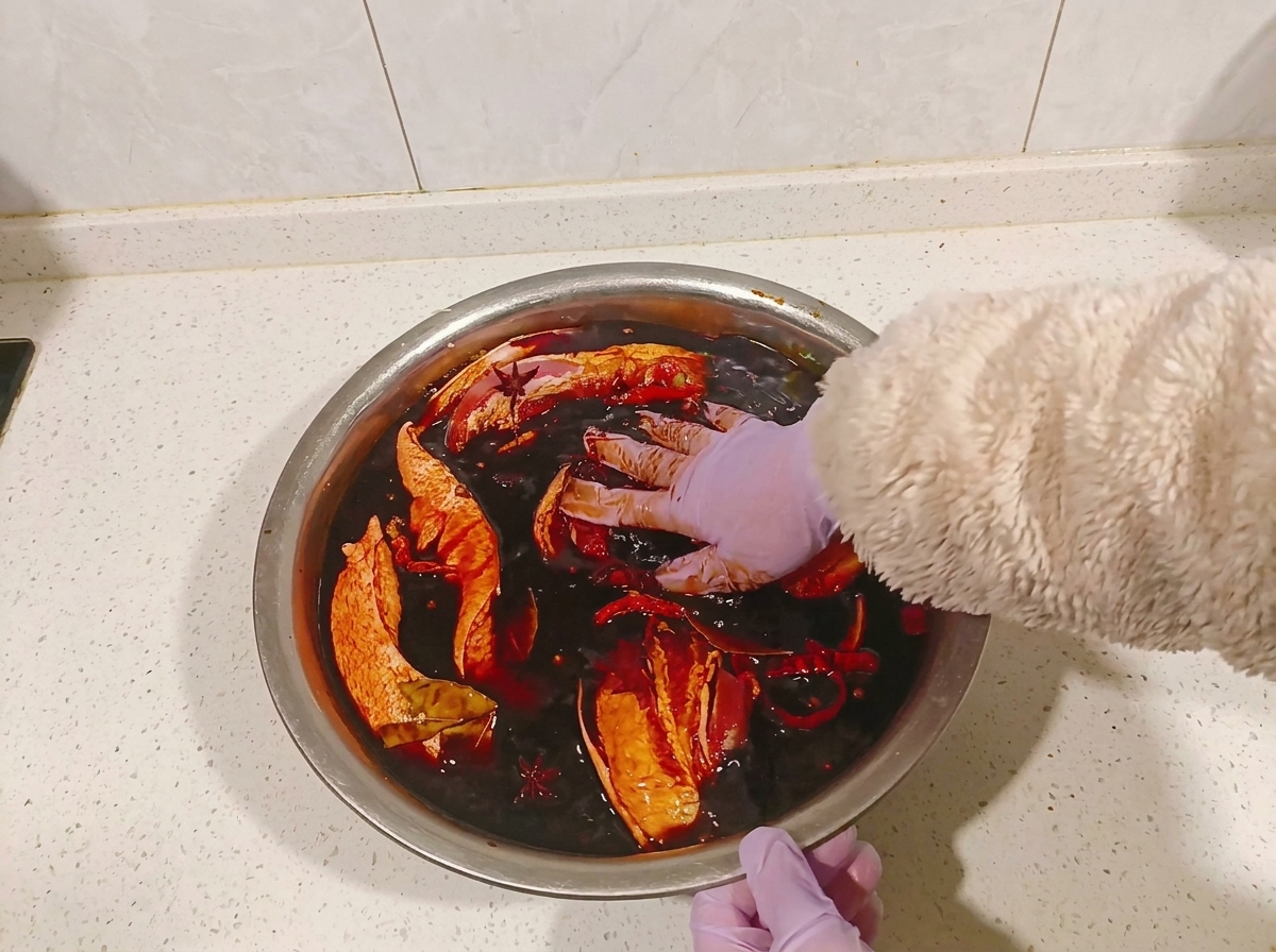 マリネ液の中で豚肉をひっくり返している様子