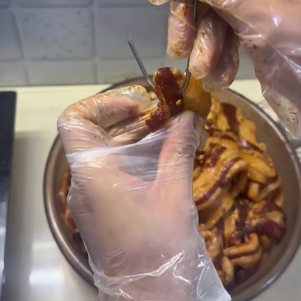 しっかりと乾燥した豚バラ肉を蒸し器に並べている様子。
