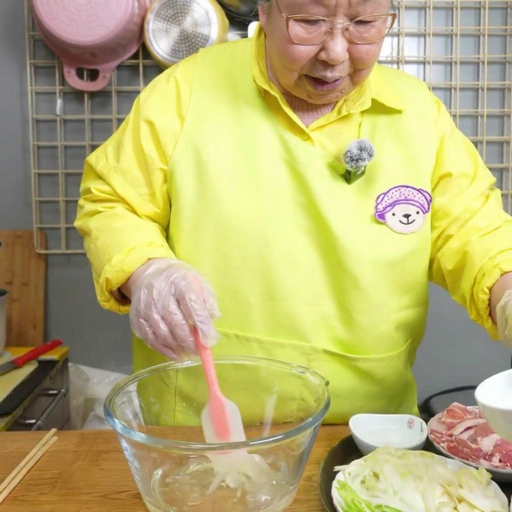 ガラスのボウルに醤油を注いでいる様子。