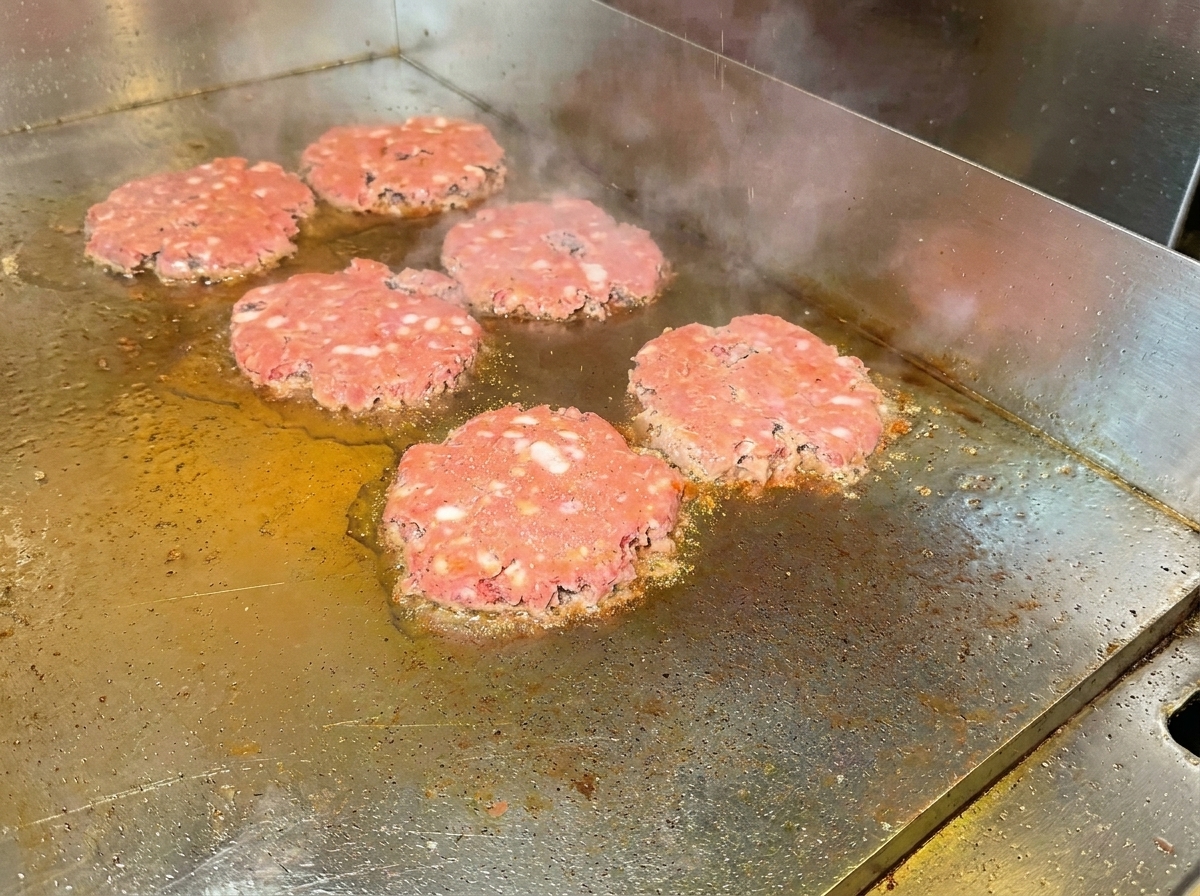 焼き色がつき、塩コショウを振られているビーフパティ。