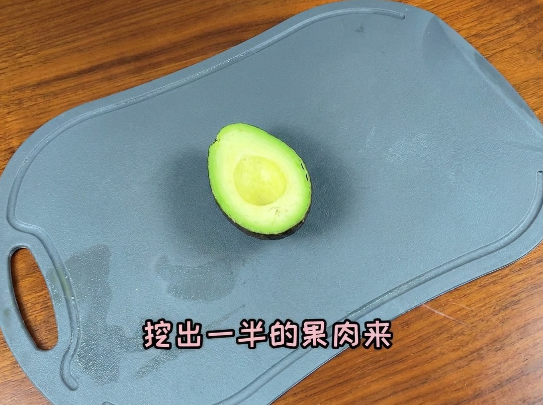 まな板の上で半分に切られ、スライスを待つアボカド。