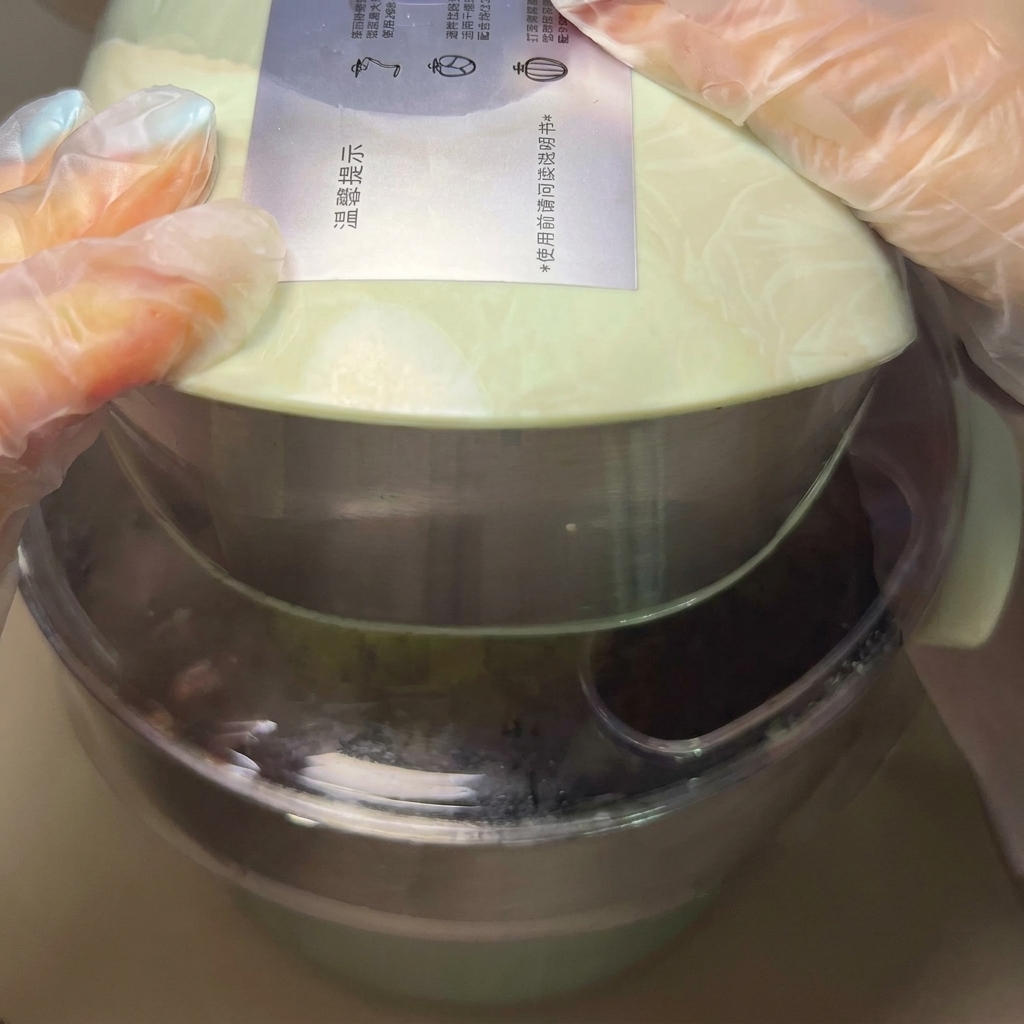 生地を丸く形を整える様子。