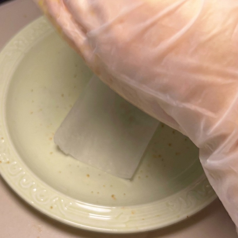 手のひらで肉だねをパティ状に成形する様子。