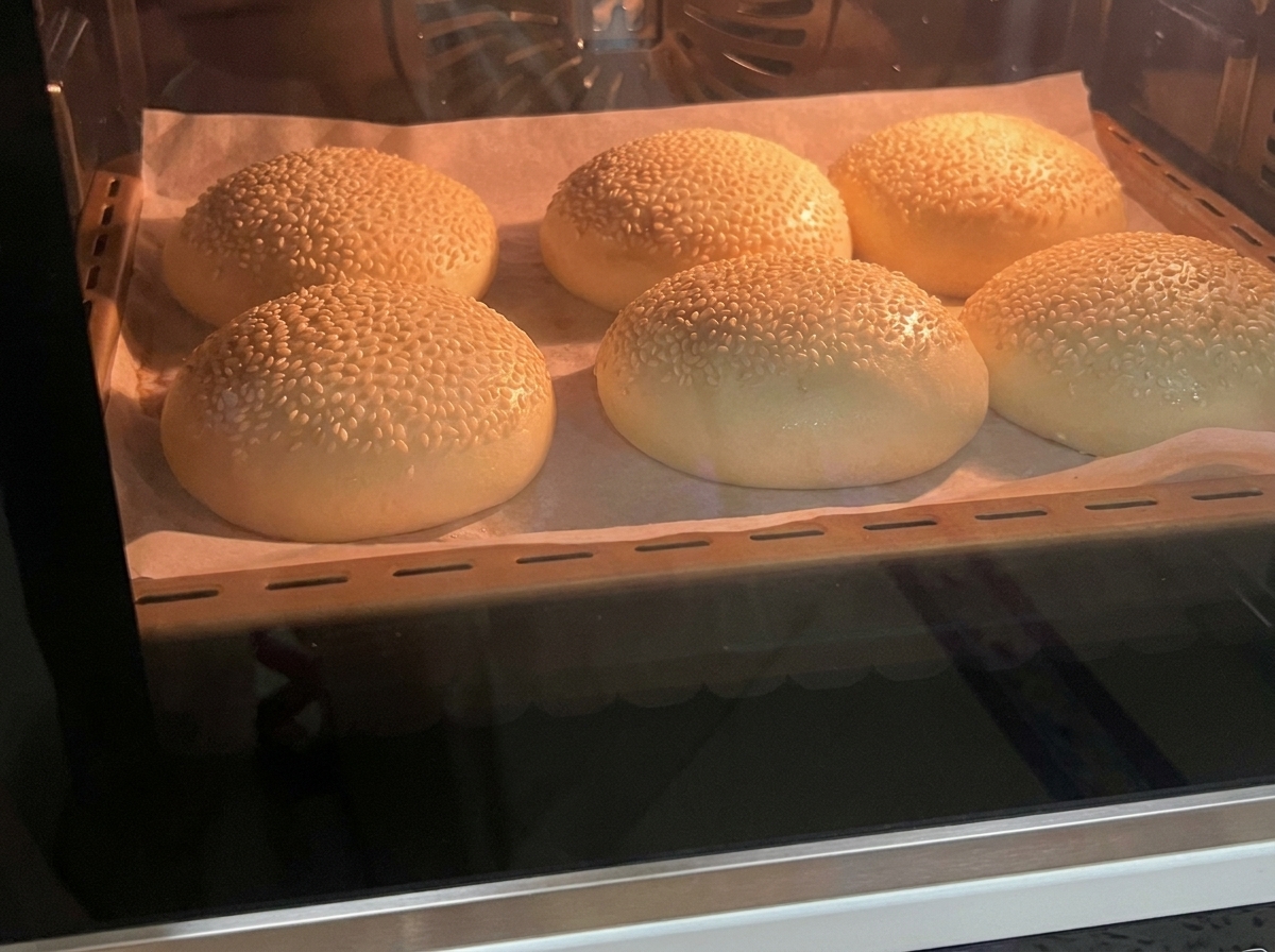 オーブンの中でこんがりと黄金色に焼き上がった6個のバンズ。