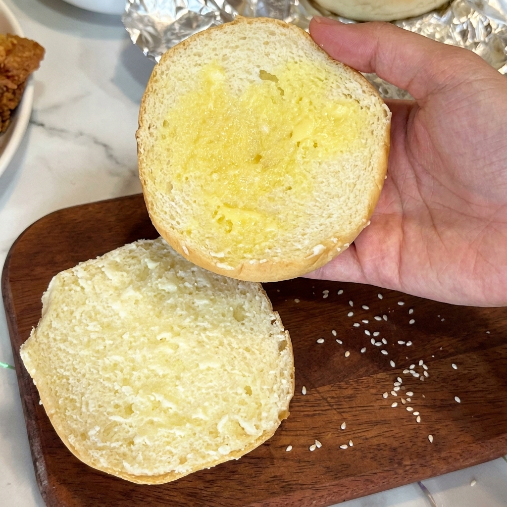 バターを塗ったバンズの断面をフライパンで焼いている様子。