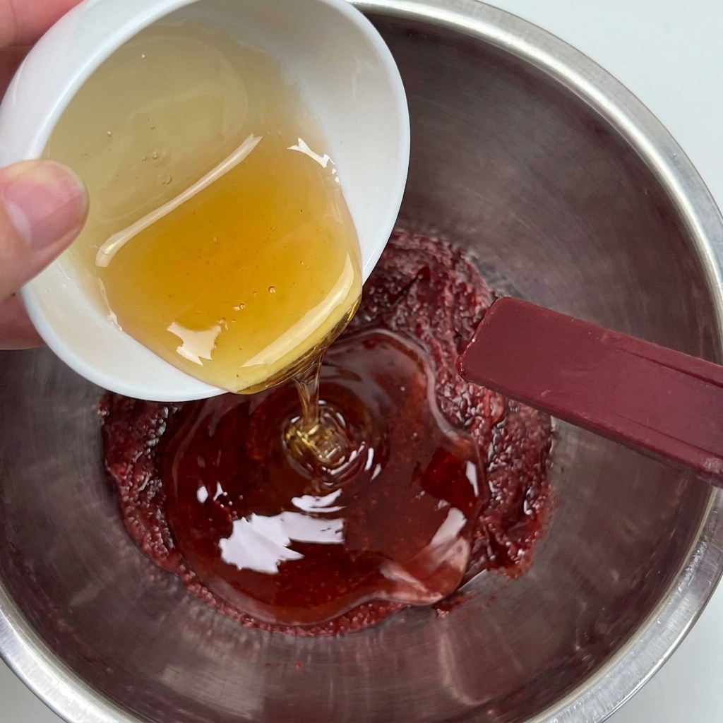 コチュジャンが入ったボウルに蜂蜜を注ぐ様子