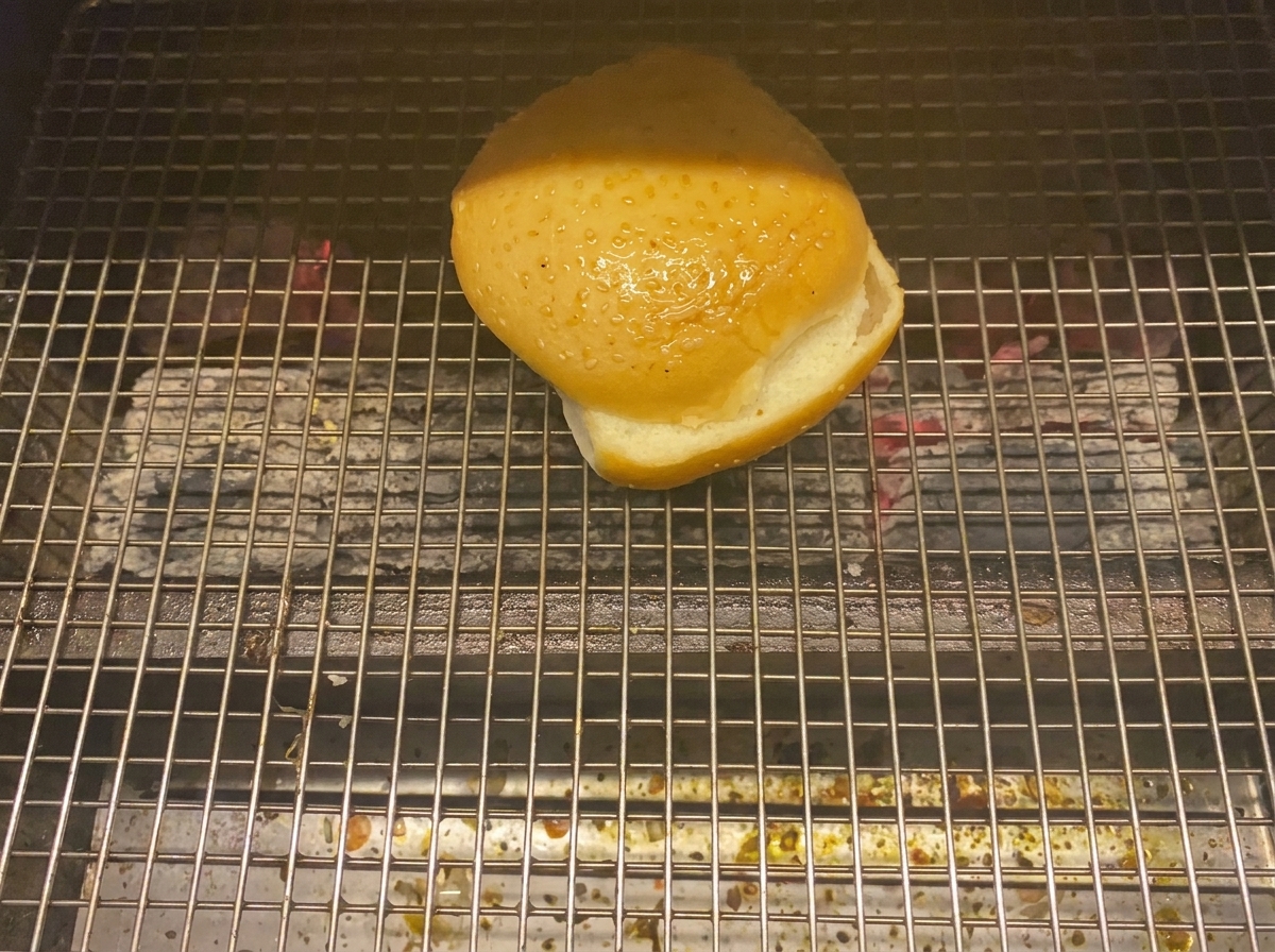 炭火グリルで焼かれるバンズの断面。