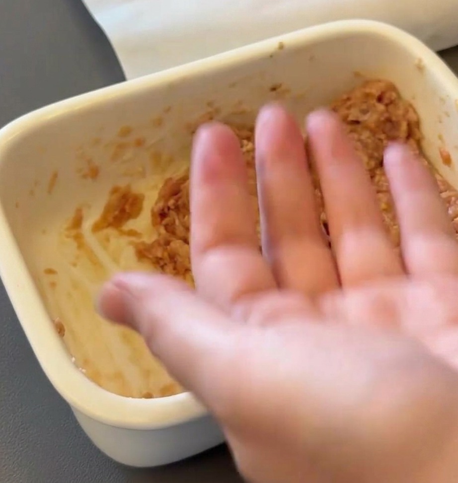 ハンバーグの形を整える手。