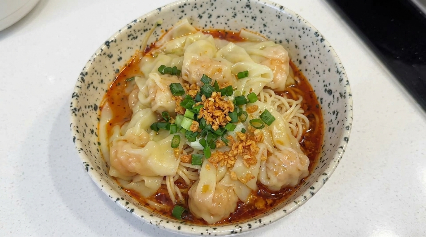 オーブンで焼く準備ができた、アルミホイルでしっかりと包まれた生の豚スペアリブ。