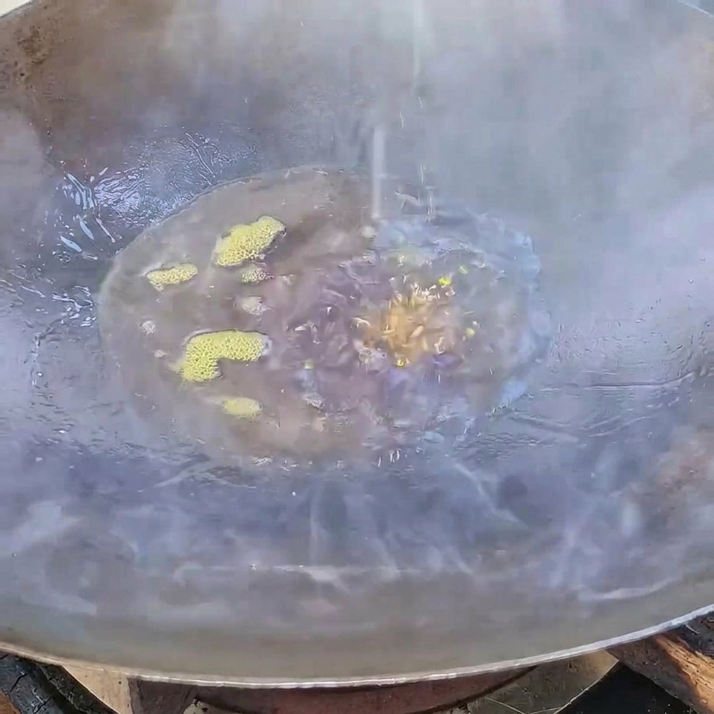熱した油の中で白砂糖が溶け、濃いカラメル色のシロップに変わっていく様子。
