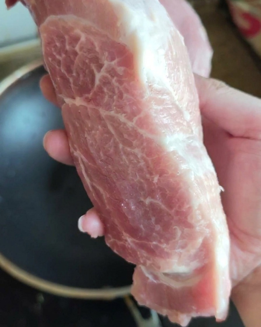 新鮮な生の豚肩ロース肉の塊。
