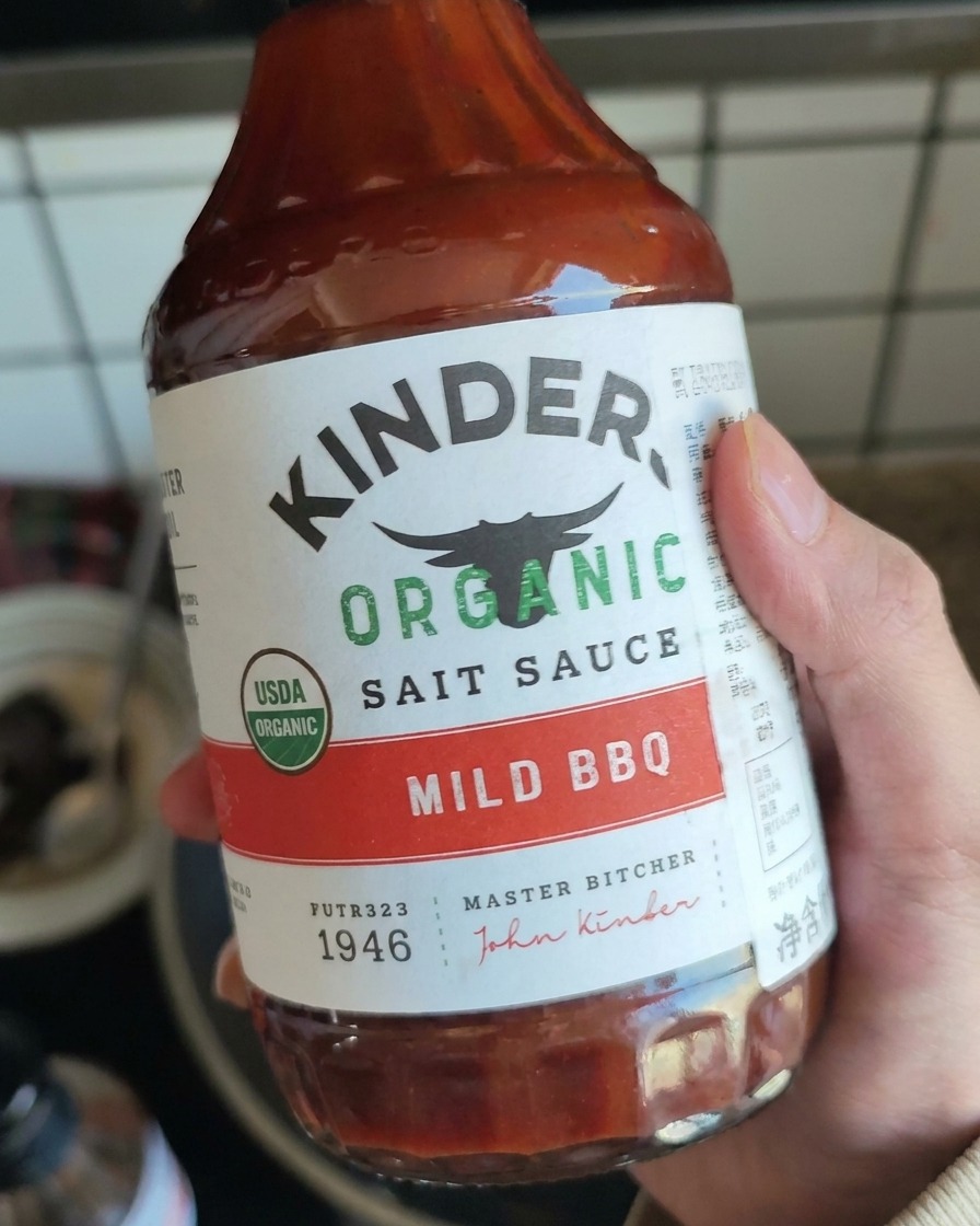 ほぐした肉にBBQソースをかけている様子。
