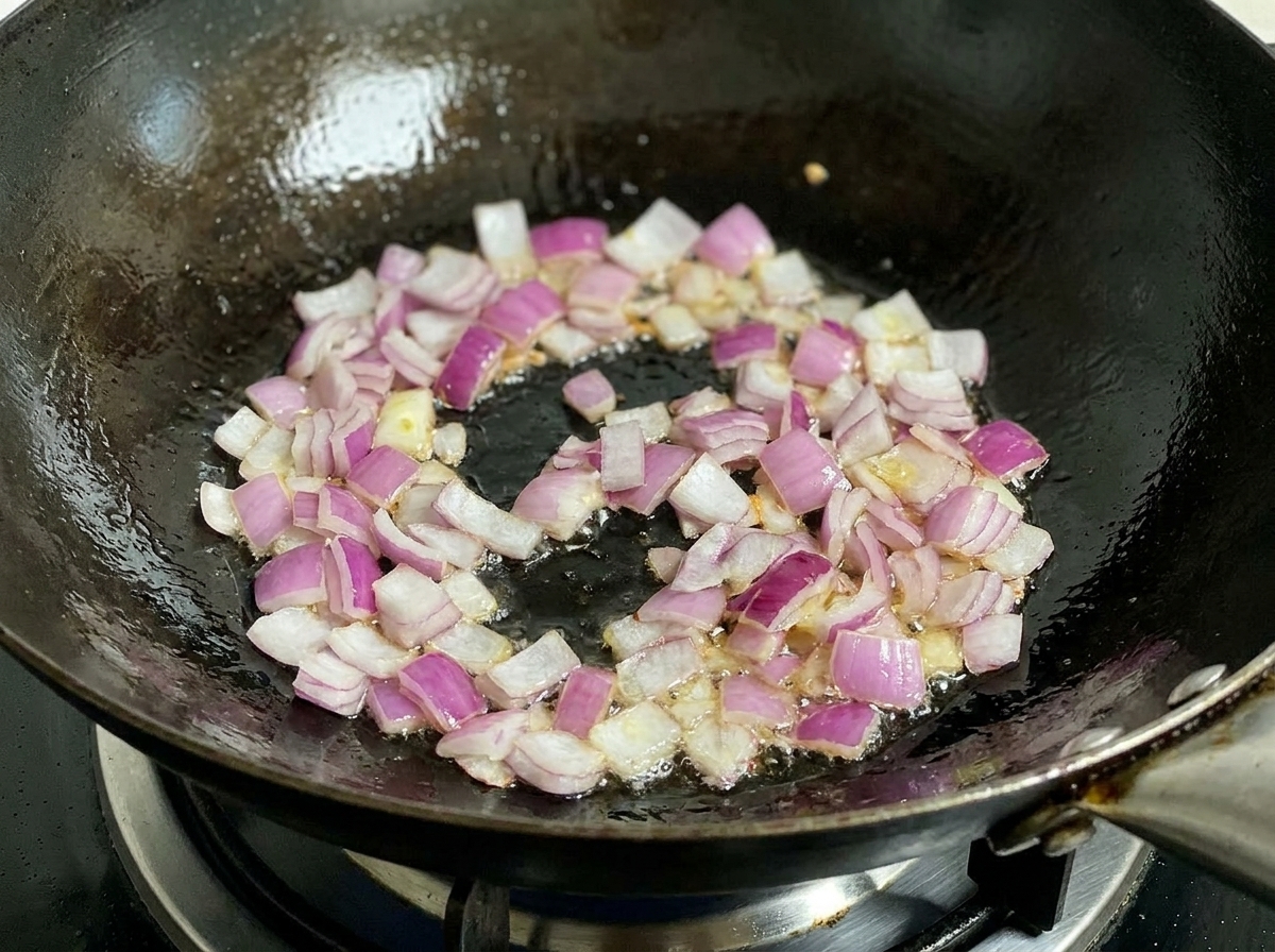 フライパンで玉ねぎを炒めている様子。