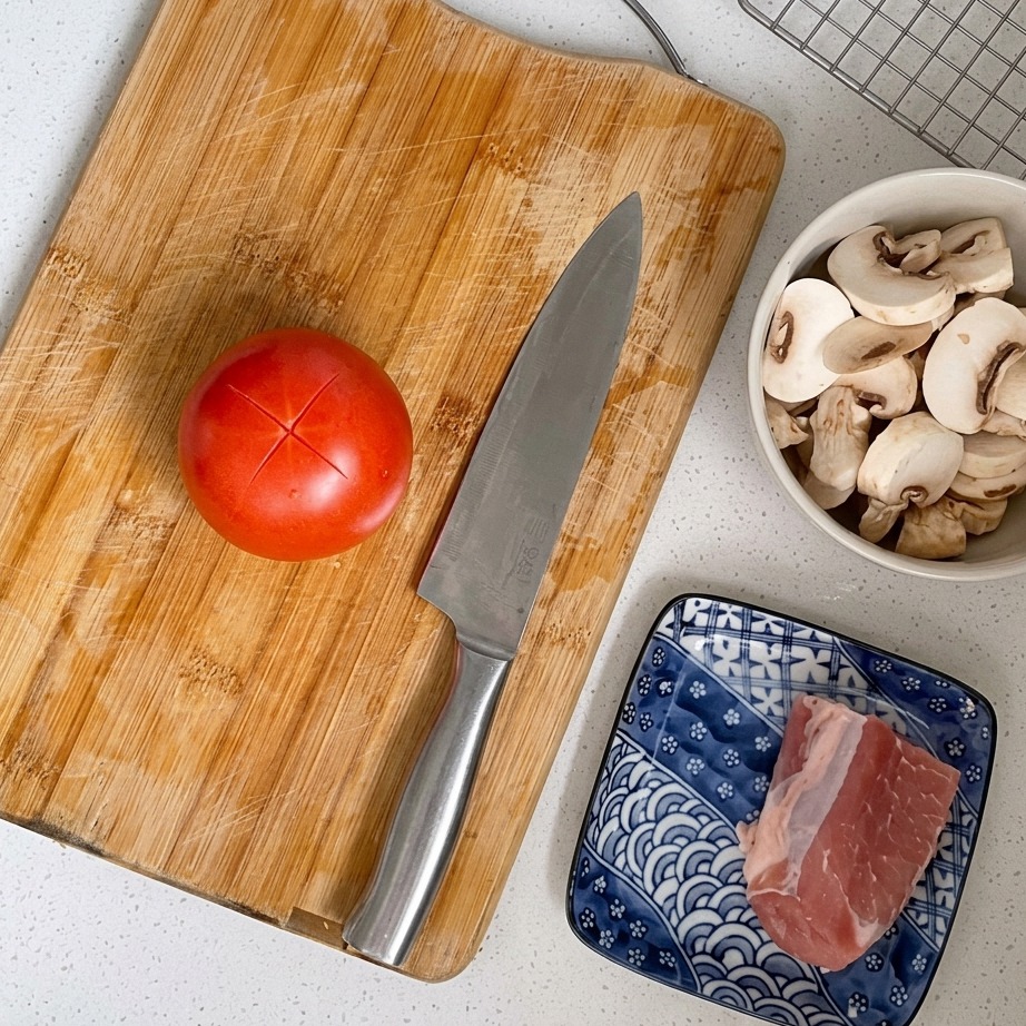 トマトのヘタを取るように、皮に十字の切り込みを入れている様子。