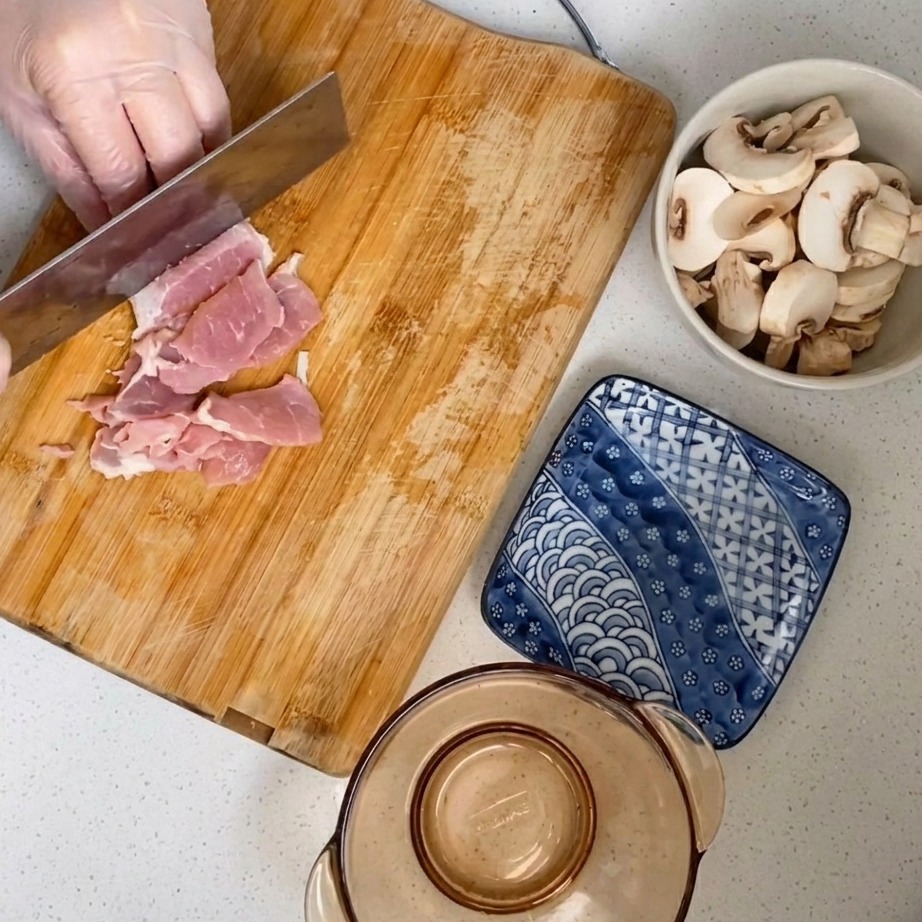 豚肉を包丁でさらに細かく叩いている様子。