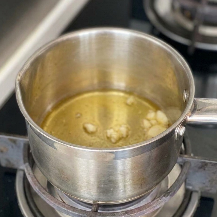 皿の上でひき肉を醤油、塩、酒と混ぜ合わせている様子。
