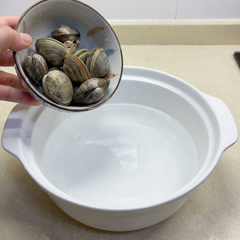 調理前の生あさりが入ったボウル。