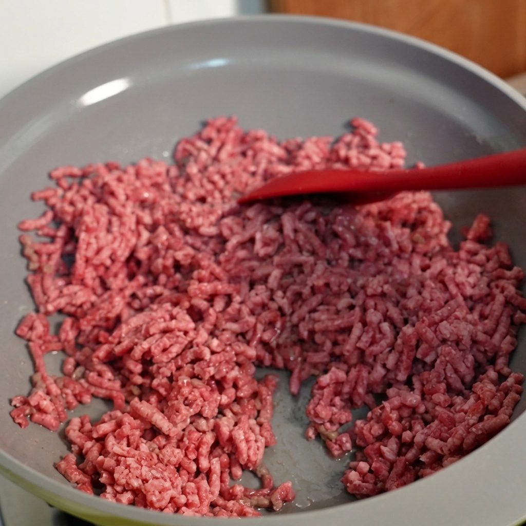 フライパンで牛ひき肉を炒め、焼き色がついている様子。