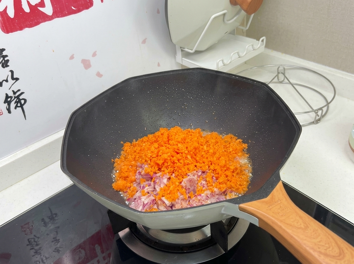 みじん切りにした野菜を炒めている様子。