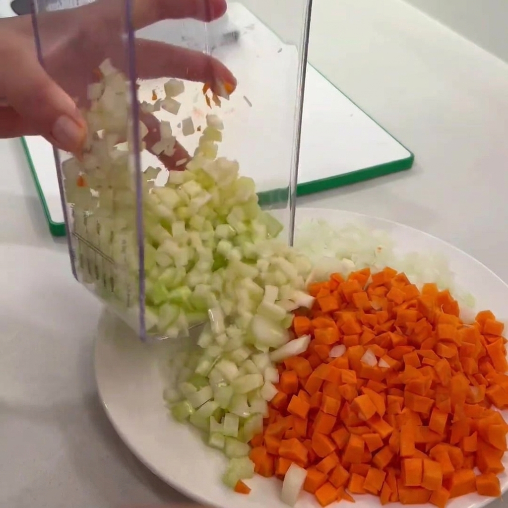 刻んだセロリが他の野菜と一緒に並んでいる様子。