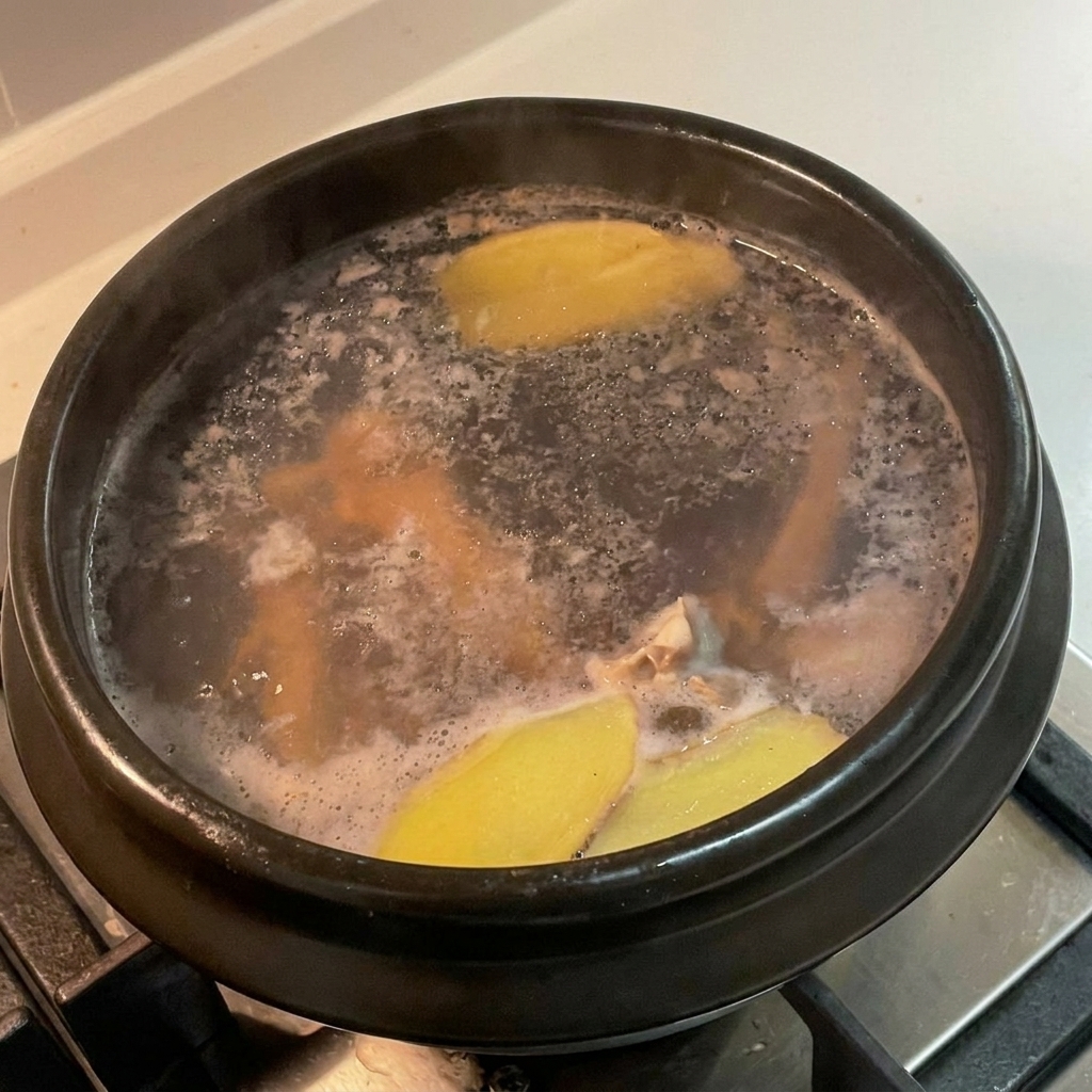 蓋をして弱火で煮込まれている石鍋。