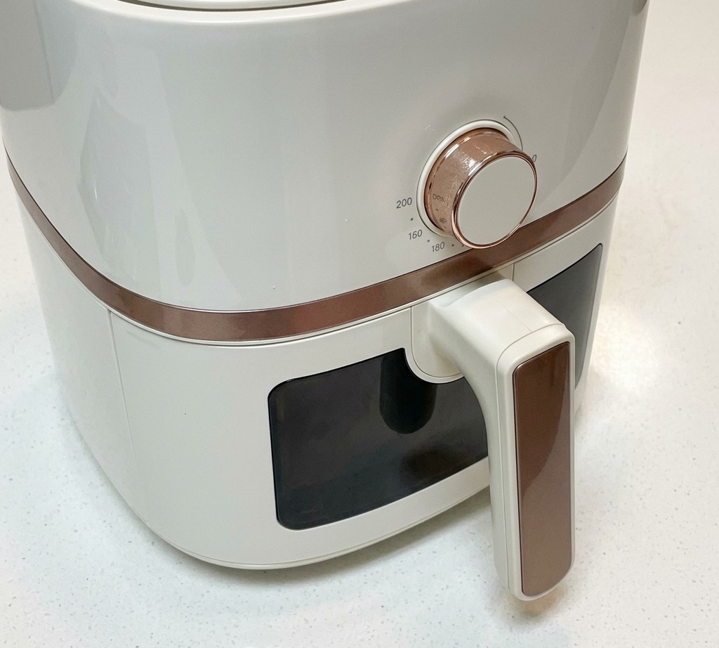 エアフライヤーの温度を180度に設定している様子。
