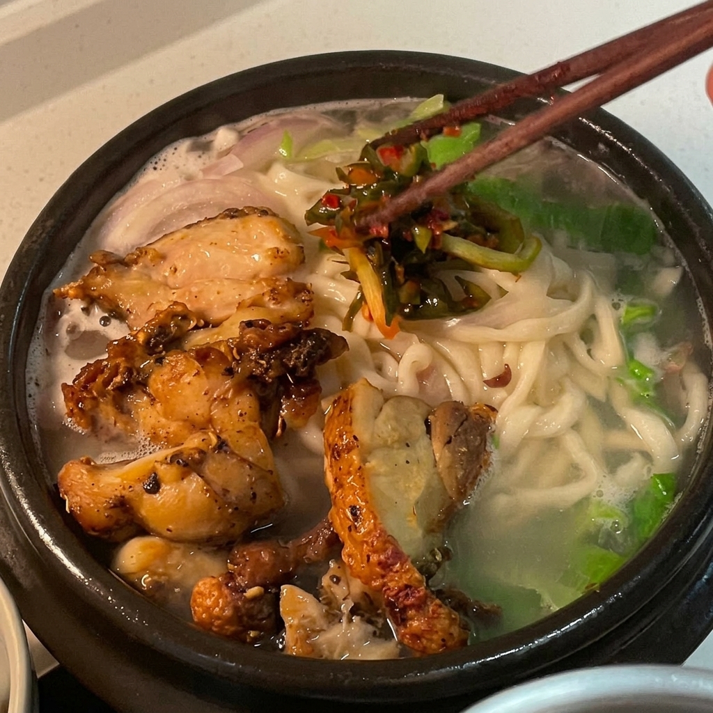 ねぎキムチをトッピングした完成直前の麺スープ。
