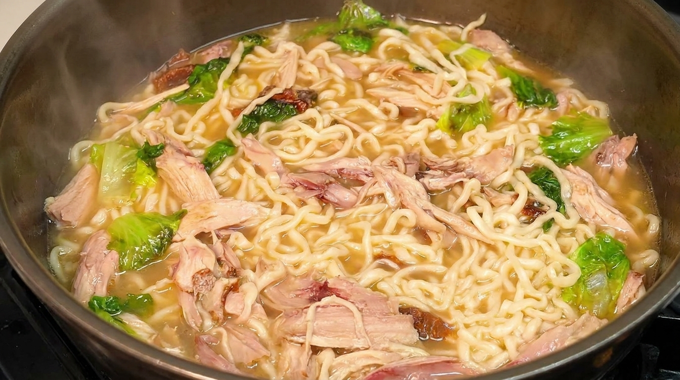 香り高いスープに、もちもちの麺と柔らかな鶏ペッパーチキン、新鮮なレタスを添えた温かいヌードルスープ。