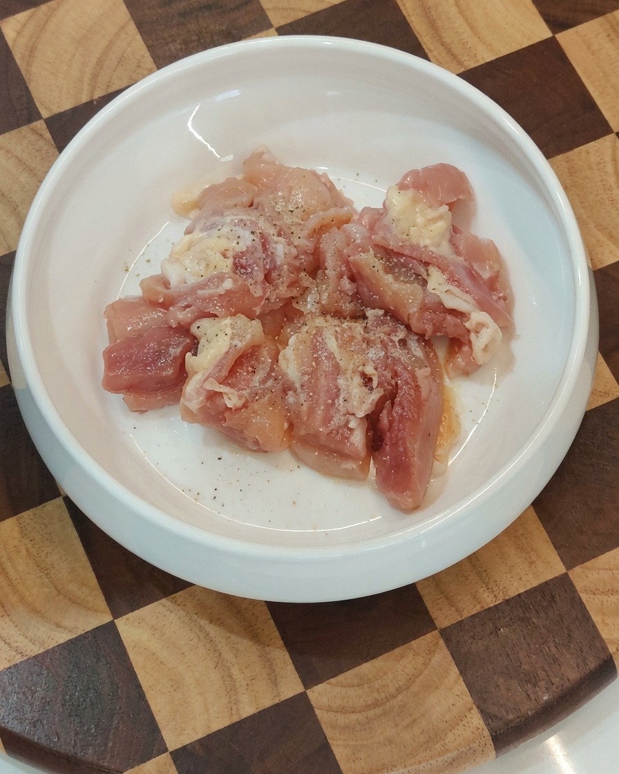 ボウルに入った味付け済みの鶏肉。