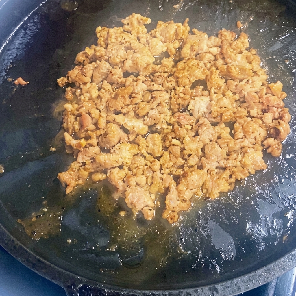 熱したスキレットで炒められるひき肉
