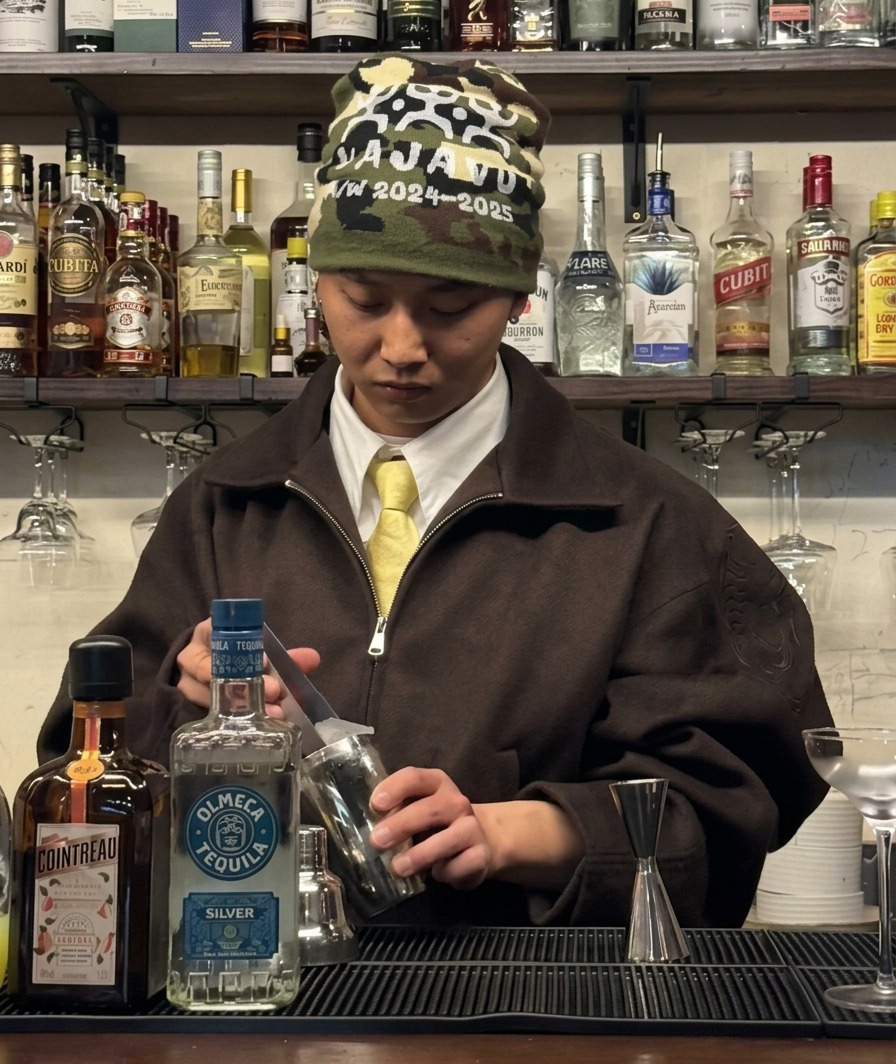 カクテルシェーカーに氷を入れている様子。