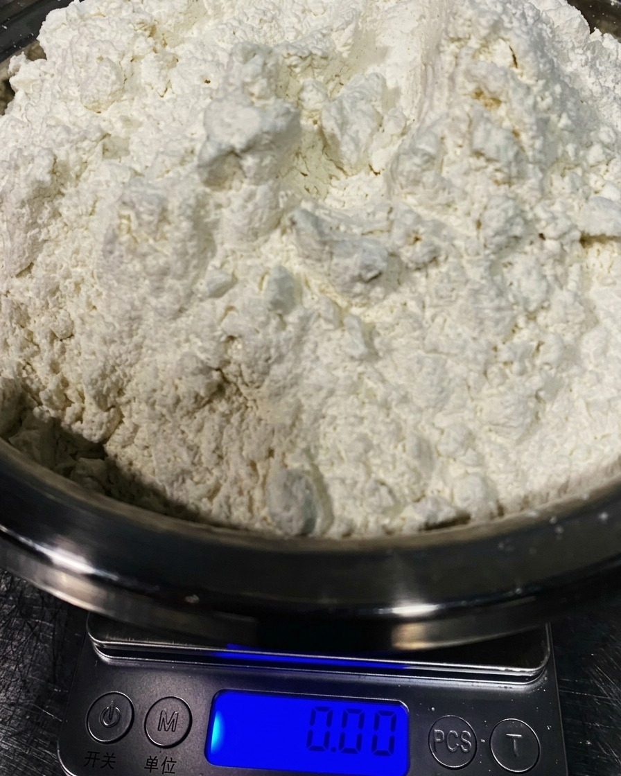 ステンレスボウルに入れられた00粉。