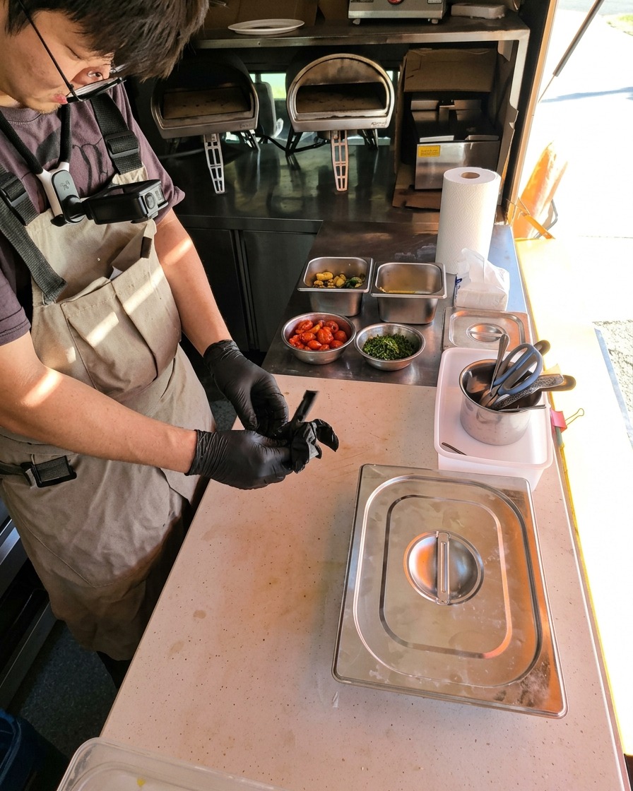 ピザ生地の上にシュレッドチーズを均等に散らしている様子。