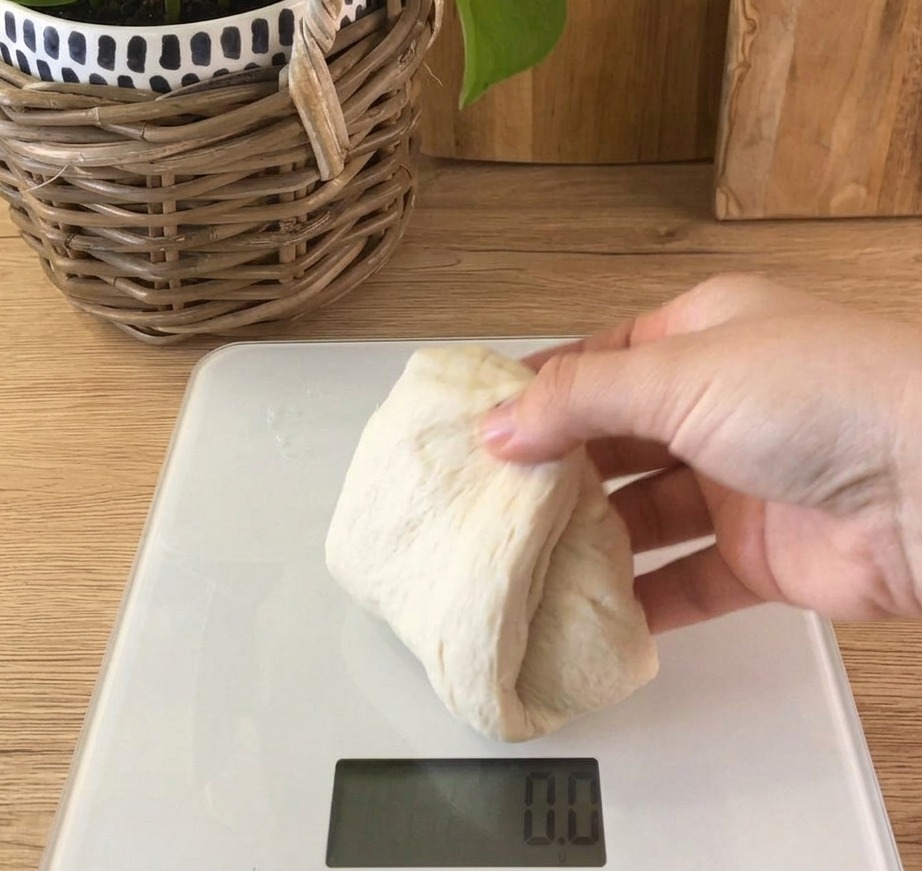 デジタルスケールの上で、8等分に切り分けられたパン生地。