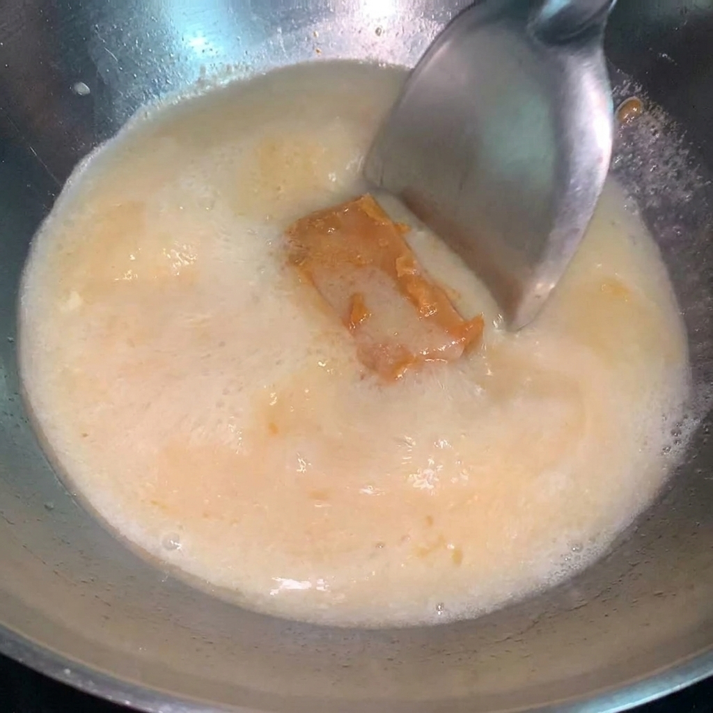 味噌スープを煮込んでいる様子。