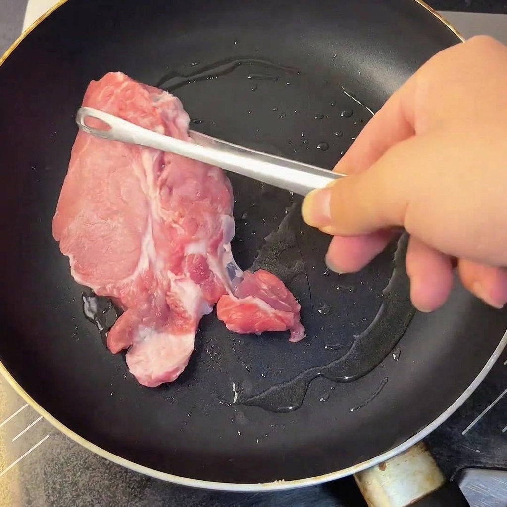 ボウルで卵黄、ニンニク、調味料を混ぜ合わせる様子。