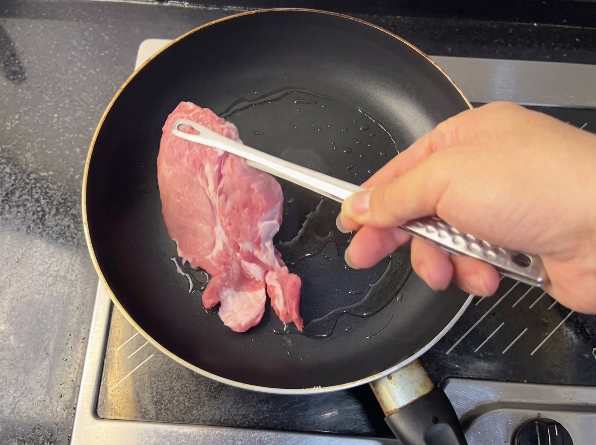 茹で汁を加えてスープを仕上げる様子。