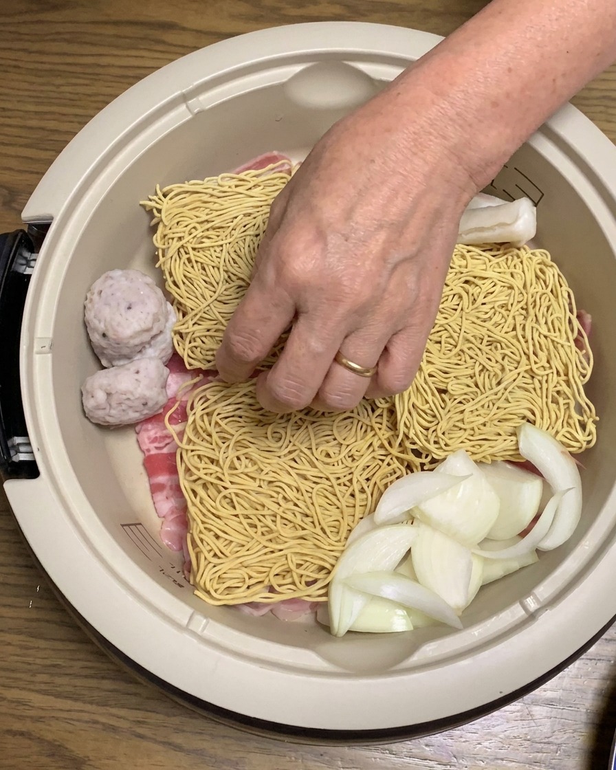 餅巾着と厚揚げを具材の隙間に配置している様子。