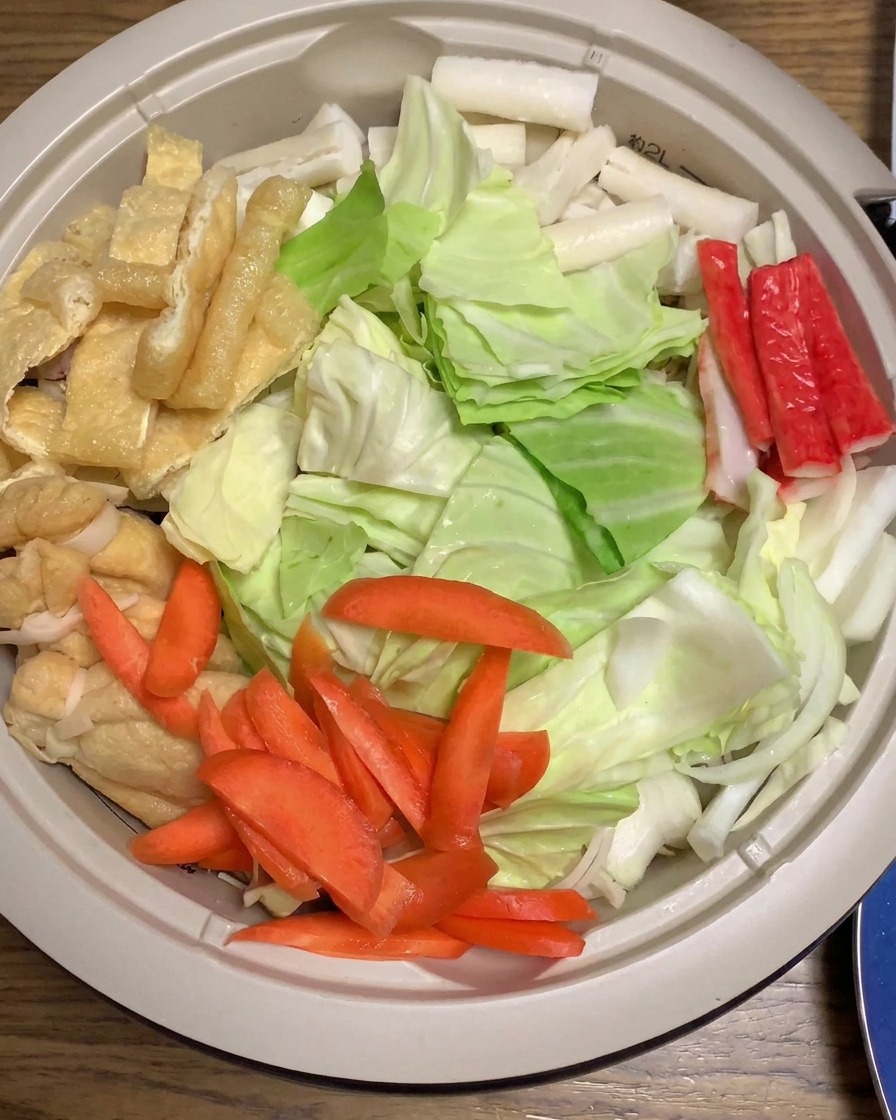 具材の上から味噌だれを回しかけている様子。