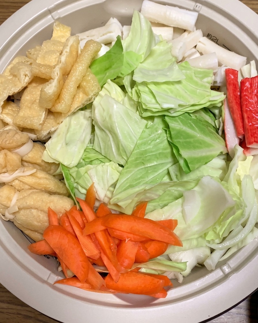 具材が入った鍋にお湯を注いでいる様子。