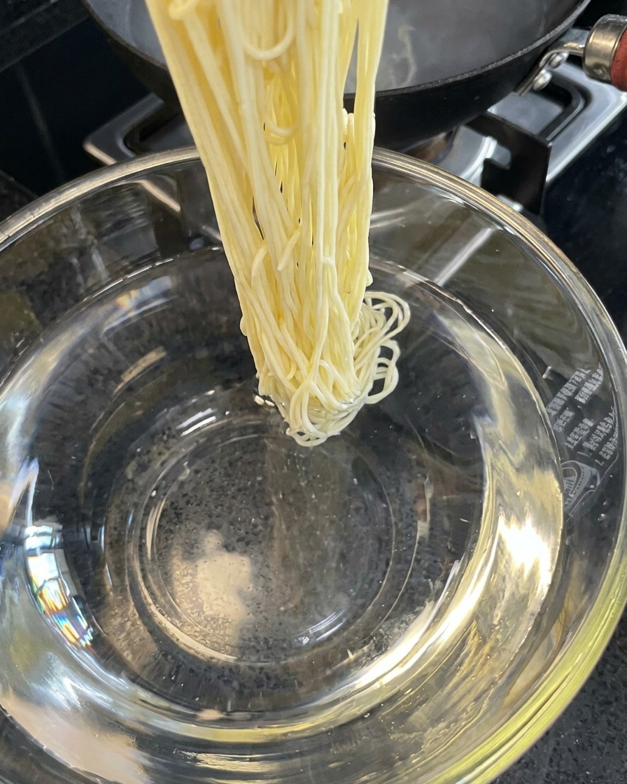 冷水で締められている茹で上がった麺。